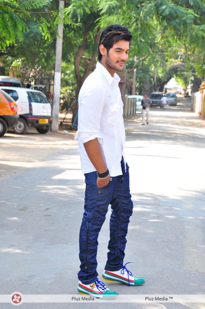 Aadi at Lovely Press Meet - Arrivals - Pictures | Picture 122175